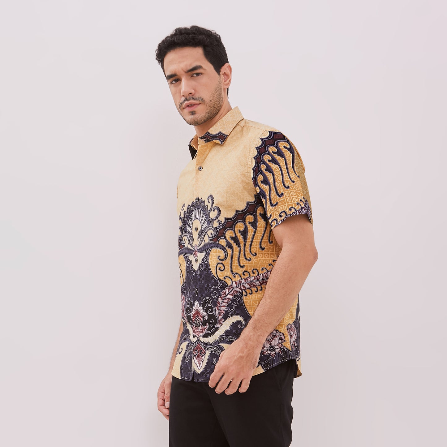 Odza Baju Batik Lengan Pendek Pria Pola Kemeja Slim Fit Cream Radheva