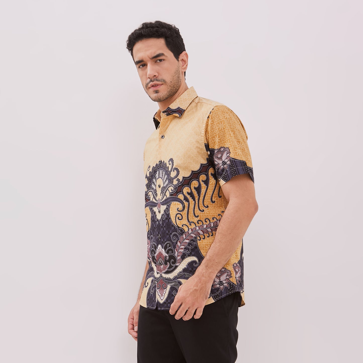Odza Baju Batik Lengan Pendek Pria Pola Kemeja Slim Fit Cream Radheva