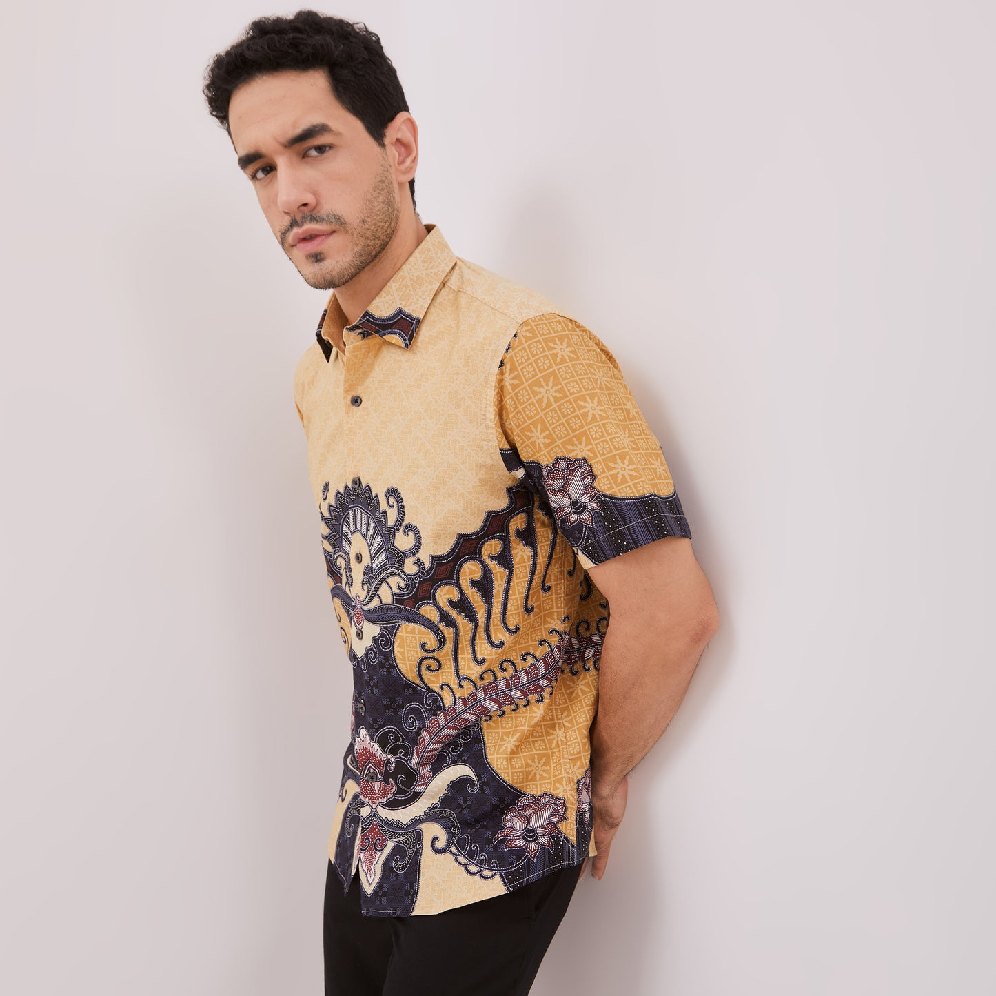 Odza Baju Batik Lengan Pendek Pria Pola Kemeja Slim Fit Cream Radheva