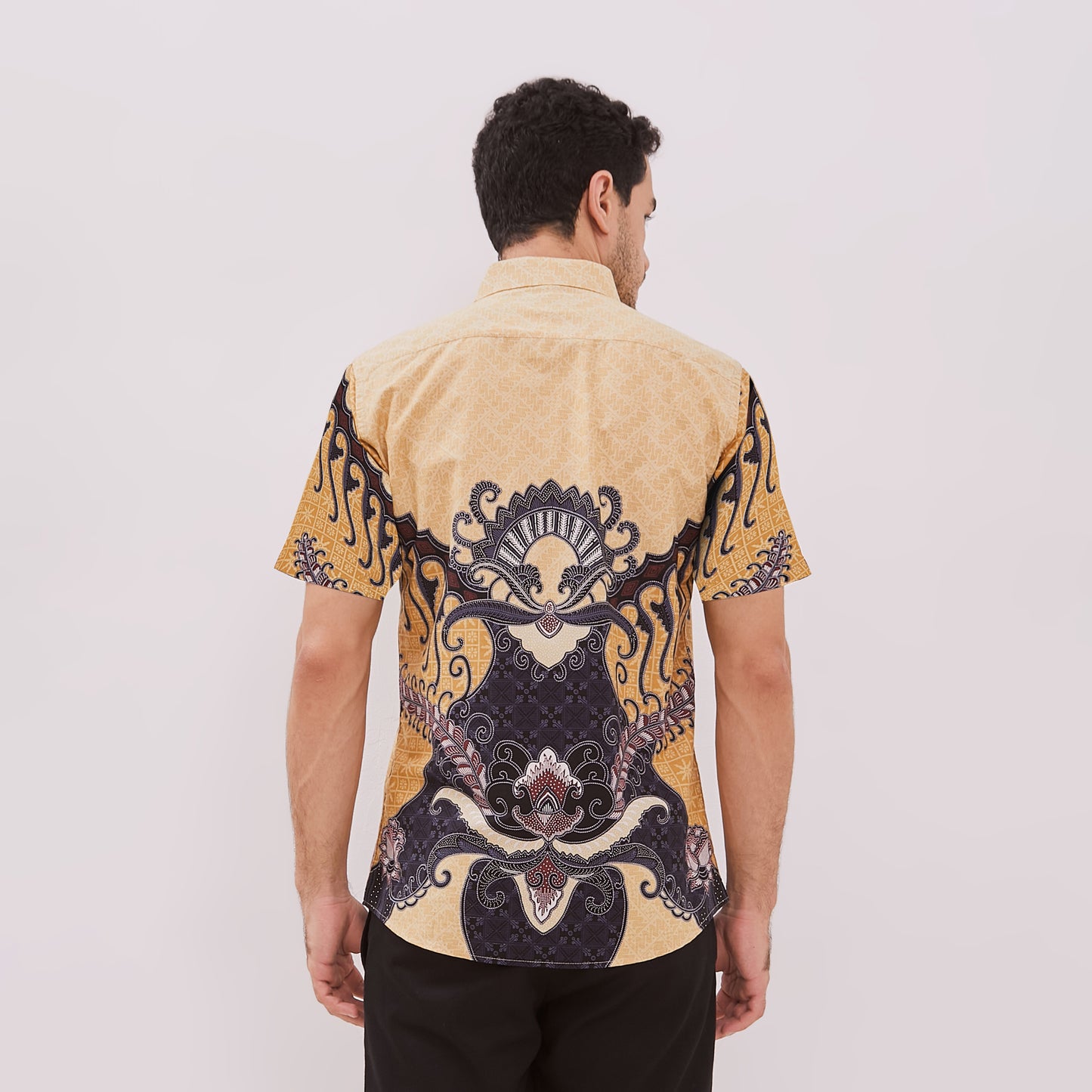 Odza Baju Batik Lengan Pendek Pria Pola Kemeja Slim Fit Cream Radheva