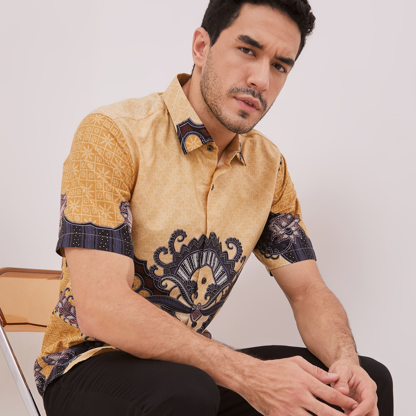 Odza Baju Batik Lengan Pendek Pria Pola Kemeja Slim Fit Cream Radheva