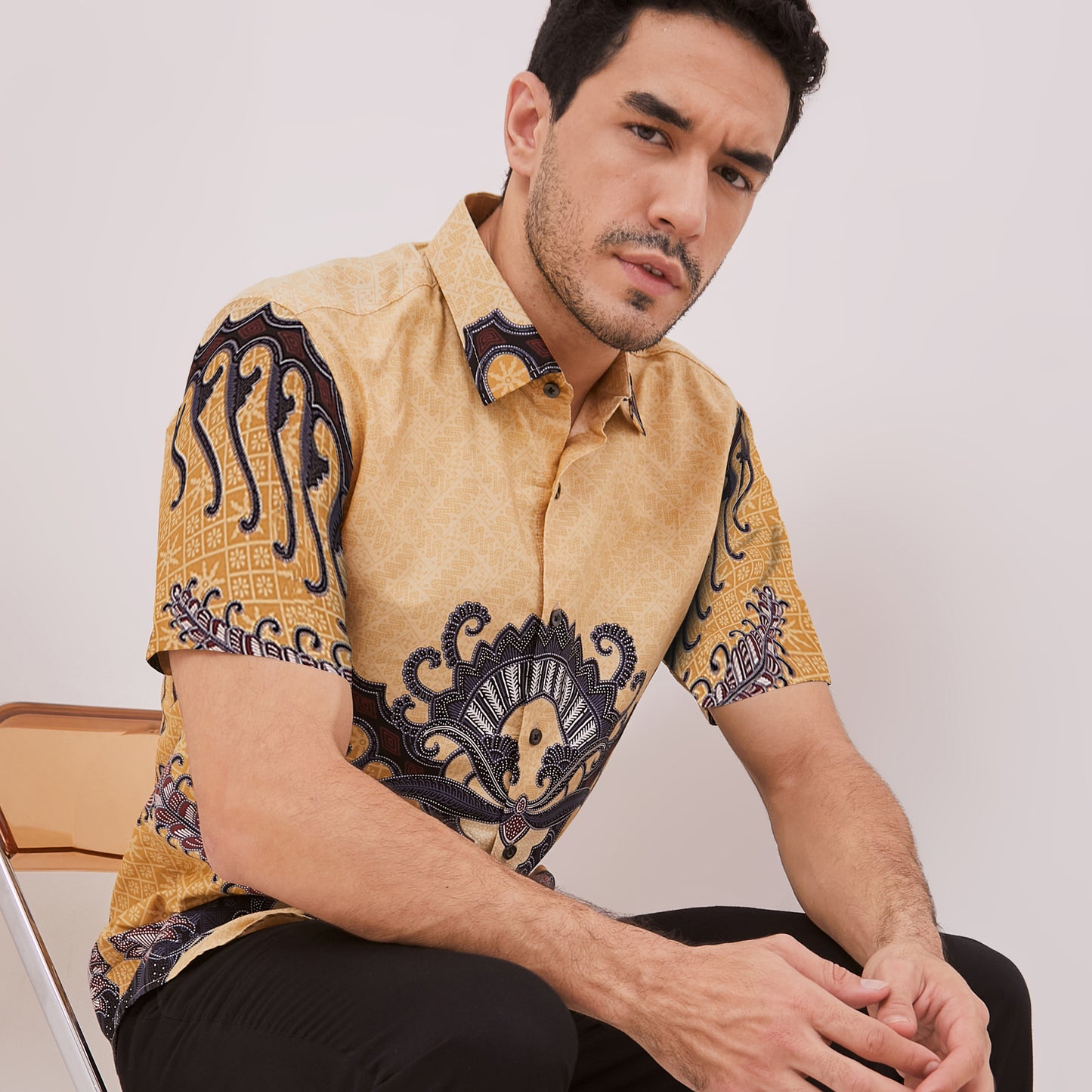 Odza Baju Batik Lengan Pendek Pria Pola Kemeja Slim Fit Cream Radheva