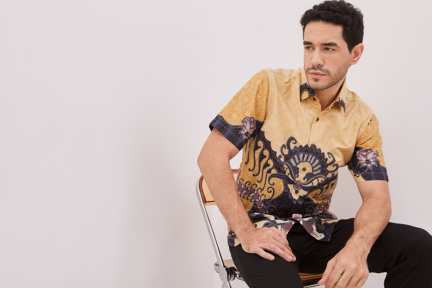 Odza Baju Batik Lengan Pendek Pria Pola Kemeja Slim Fit Cream Radheva