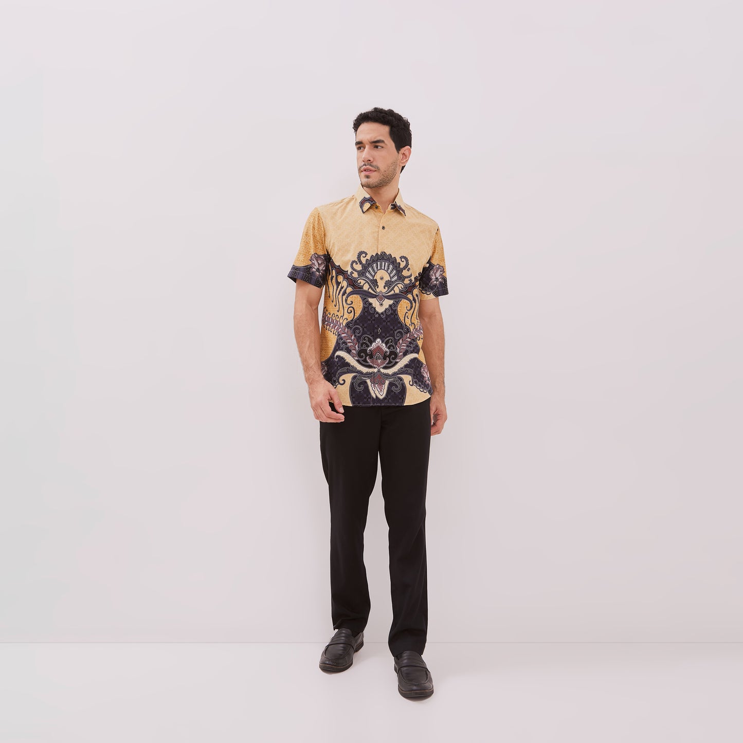 Odza Baju Batik Lengan Pendek Pria Pola Kemeja Slim Fit Cream Radheva